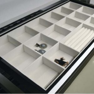 Κοσμηματοθήκη σε χρώμα μόκα ρυθμιζόμενη